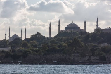 İstanbul hindisi, Süleyman Camii manzaralı, mavi gökyüzü. Hagia soyasıyla sultanahmet suyu panoraması.