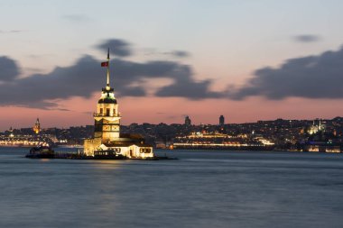 Ortaçağ Bizans döneminden bu yana mavi saatte çekilen Bakire Kulesi, İstanbul, Türkiye 'de İstanbul' un güney girişinde yer alan küçük bir adada bulunan bir kuledir..