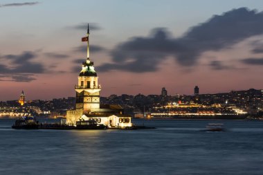 Ortaçağ Bizans döneminden bu yana mavi saatte çekilen Bakire Kulesi, İstanbul, Türkiye 'de İstanbul' un güney girişinde yer alan küçük bir adada bulunan bir kuledir..