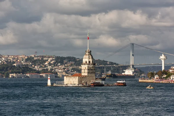 自中世纪拜占庭时期以来 拜占庭塔是一座位于土耳其伊斯坦布尔博斯普鲁斯海峡南端一个小岛上的塔楼 拍摄于蓝天 — 图库照片