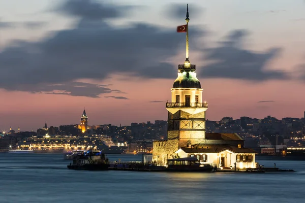 Ortaçağ Bizans döneminden bu yana mavi saatte çekilen Bakire Kulesi, İstanbul, Türkiye 'de İstanbul' un güney girişinde yer alan küçük bir adada bulunan bir kuledir..