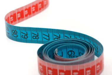 Beyaz arkaplanda bir ölçüm bandını kapat