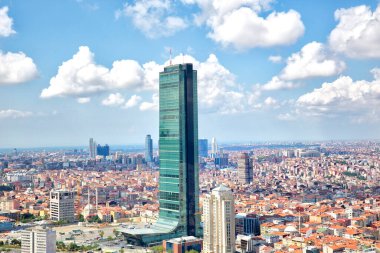 İstanbul, Türkiye -09 Haziran 2013; İstanbul 'un Beşiktaş ilçesi Levent' in dördüncü ilçesidir. İstanbul 'daki gökdelen ve finans merkezi. Helikopterden çekilen İstanbul silueti