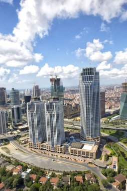 İstanbul, Türkiye -09 Haziran 2013; İstanbul 'un Beşiktaş ilçesi Levent' in dördüncü ilçesidir. İstanbul 'daki gökdelen ve finans merkezi. Helikopterden çekilen İstanbul silueti