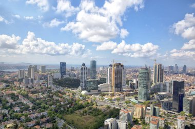 İstanbul, Türkiye -09 Haziran 2013; İstanbul 'un Beşiktaş ilçesi Levent' in dördüncü ilçesidir. İstanbul 'daki gökdelen ve finans merkezi. Helikopterden çekilen İstanbul silueti
