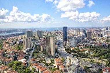 İstanbul, Türkiye -09 Haziran 2013; İstanbul 'un Beşiktaş ilçesi Levent' in dördüncü ilçesidir. İstanbul 'daki gökdelen ve finans merkezi. Helikopterden çekilen İstanbul silueti