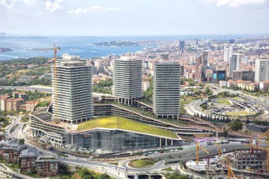 İstanbul, Türkiye -09 Haziran 2013; İstanbul 'un Beşiktaş ilçesi Levent' in dördüncü ilçesidir. İstanbul 'daki gökdelen ve finans merkezi. Helikopterden çekilen İstanbul silueti