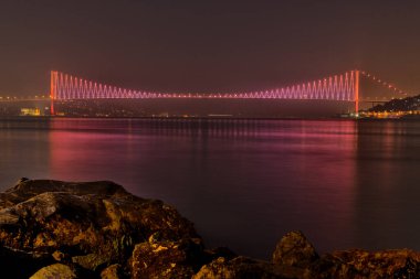 15 Temmuz Şehitler Köprüsü (15 Temmuz Sehitler Koprusu). İstanbul Boğazı Köprüsü, gece. İstanbul, Türkiye.