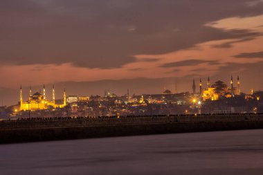 Gece vakti nehir kıyısındaki camii.