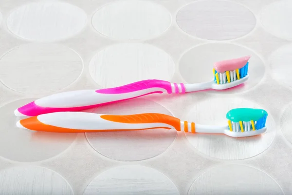 Brosses Dents Avec Des Dentifrices Verts Roses Sur Fond Couleur — Photo