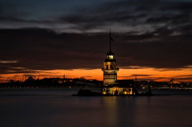 Bakire Kulesi ve İstanbul Peyzajı bulutlu bir günde değişen ışıklarla dolu. İstanbul 'da İstanbul Boğazı' nın ortasında bulunan Bakire Kulesi veya Kiz Kulesi.