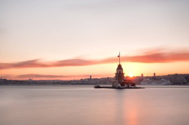 İstanbul 'daki Bakire Kulesi Uskudar' dan güzel renkli günbatımı (Türkçe: Kiz Kulesi). İstanbul sembolü. Romantik İstanbul Günbatımı manzarası. İstanbul Boğazı ve Bakire Kulesi muhteşem manzara, Türkiye