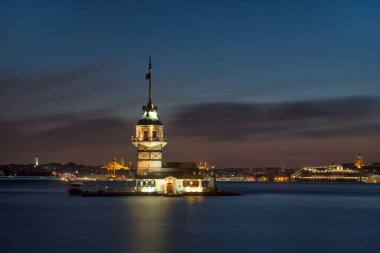 İstanbul 'daki Bakire Kulesi Uskudar' dan güzel renkli günbatımı (Türkçe: Kiz Kulesi). İstanbul sembolü. Romantik İstanbul Günbatımı manzarası. İstanbul Boğazı ve Bakire Kulesi muhteşem manzara, Türkiye