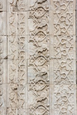 Gok Madrasa ya da Sky Madra. Üstat Ata 'ya atıfta bulunarak medresenin asıl adı Sahibiye' dir. Ama genelde Gök Madrasa olarak bilinir. Mimari adı Kaloyan 'dır. Sivas, Türkiye.