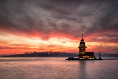 İstanbul 'daki Bakire Kulesi Uskudar' dan güzel renkli günbatımı (Türkçe: Kiz Kulesi). İstanbul sembolü. Romantik İstanbul Günbatımı manzarası. İstanbul Boğazı ve Bakire Kulesi muhteşem manzara, Türkiye