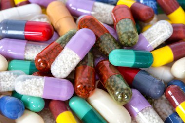 Beyaz arka planda haplar ve kapsüller