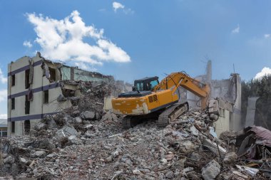 Yıkım sırasında inşaat sahasında çalışan sürüngen kazıcı.