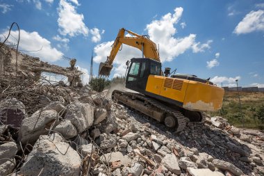 Yıkım sırasında inşaat sahasında çalışan sürüngen kazıcı.