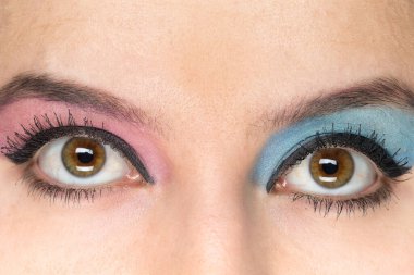 Parlak makyajlı güzel bir kadının gözünün yakın çekimi.