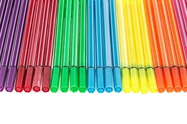 Beyaz arkaplanda çok renkli Keçeli Kalemler izole edildi