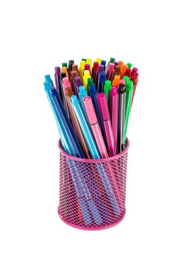 Beyaz arkaplanda çok renkli Keçeli Kalemler izole edildi