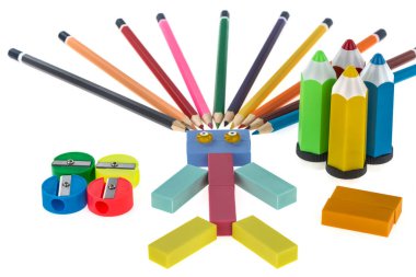 Silgi ve kalemtıraşlı renkli kalemler beyaz arkaplanda izole edilmiş.