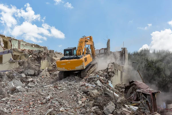 Working Crawler Excavator Digging Construction Site Demolition Detached House — Foto de Stock