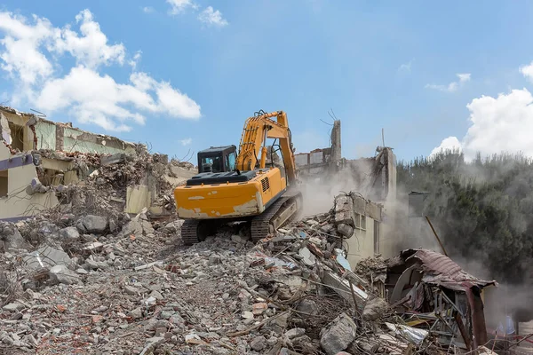 Práce Odklízeč Hloubení Staveništi Při Demolici Samostatně Stojící Dům — Stock fotografie