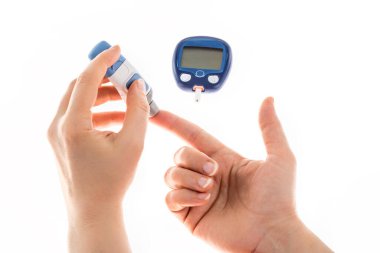 Doktor kan şekerini glukometreyle ölçüyor. Diyabet tedavisi kavramı.