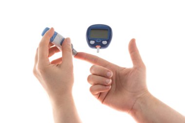 Doktor kan şekerini glukometreyle ölçüyor. Diyabet tedavisi kavramı.