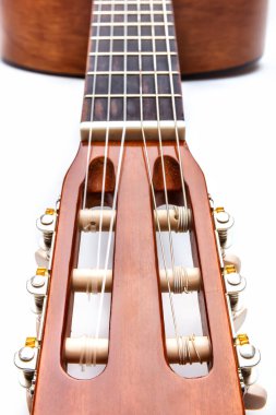 beyaz arkaplanda izole edilmiş akustik gitar