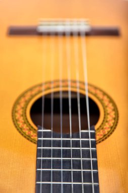 beyaz arkaplanda izole edilmiş akustik gitar