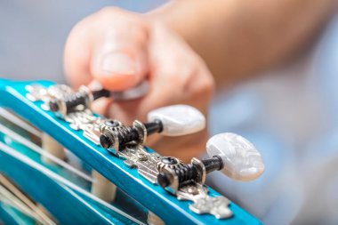 Erkek elinin akustik gitar çaldığı yakın plan. Gitar çalmak, müzikal arka plan.