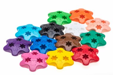 Beyaz arkaplanda izole edilmiş renkli Plastik Yıldızlar oyuncakları 