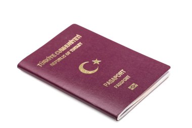 Beyaz arka planda bir Türk pasaportunun yakın plan çekimi