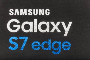 İstanbul, Türkiye - 16 Ekim 2016: Samsung Galaxy Note 7 akıllı telefonunun 12 mP Kamera, Exynos 8890 Octa ve 5.7 ekran, 2560 beyaz üzerinde çözünürlük.