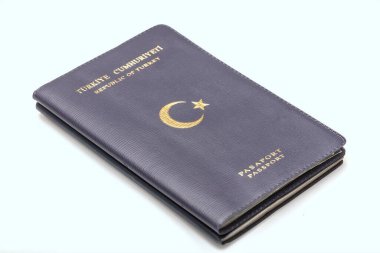 beyaz zemin üzerine Türk pasaportu