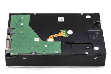 Sabit disk sürücüsü beyaz arkaplanda izole edildi