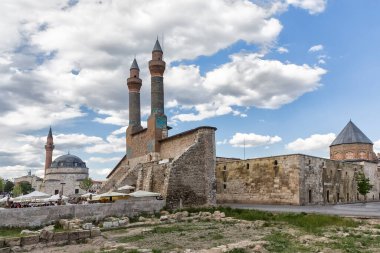 Cifte Minareli Medrese, Sivas City, Türkiye. Yapı, Anadolu 'daki diğer ilahiyat okulları arasında en büyük portala sahip..
