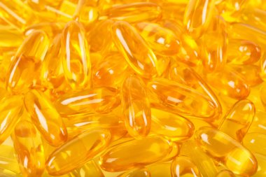 Balık yağı, omega 3, omega 6, omega 9, A vitamini, D vitamini, E vitamini, sağlıklı vitaminler, beyaz arka planda izole edilmiş Omega 3 gibi besin takviyesi içeren kapsülleri kapatın..