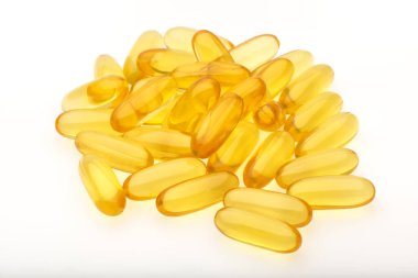 Beyaz arkaplandaki Omega 3 kapsüllerini kapatın. Metnin için alanı kopyala. Üst görüş, yüksek çözünürlüklü ürün. Sağlık hizmeti kavramı