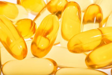 Beyaz arkaplandaki Omega 3 kapsüllerini kapatın. Metnin için alanı kopyala. Üst görüş, yüksek çözünürlüklü ürün. Sağlık hizmeti kavramı