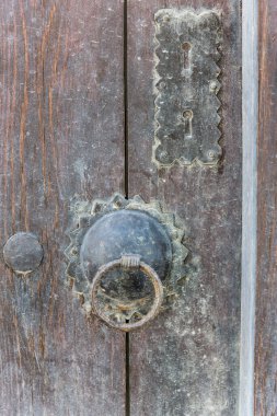 Paslı metal saplı eski ahşap kapı.