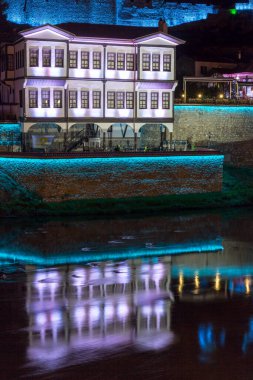 Şehrin gece manzarası  