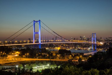 Boğaz Panoraması. İstanbul 'daki İstanbul Köprüsü ve Fatih Sultan Mehmet Köprüsü