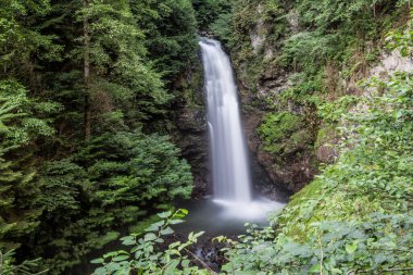 Küçük bir şelalenin güzel manzarası