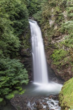 Küçük bir şelalenin güzel manzarası