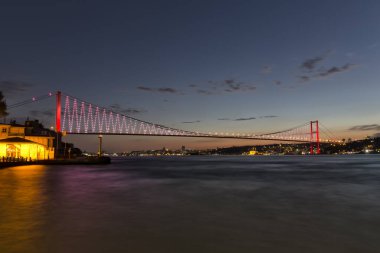 Akşamları nehrin üzerindeki köprüde..