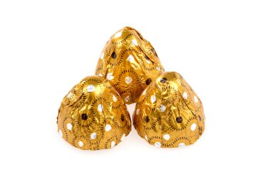 Altınla sarılıp beyaz arka planda izole edilmiş çikolata şekerleri.