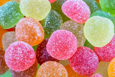 meyve aromalı jöle şekerleri beyaz arkaplanda